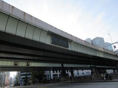 人形町から日本橋までは特に見所はないので、スルーして、
やってきたぞ日本橋。