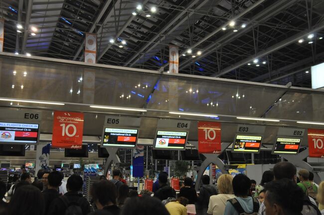 ５時前に出発ロビーへ上がりました。朝早いのにチェックインカウンターは大混雑です。<br />ヤンゴンへは格安航空会社のエアアジアを使いました。早朝にアジア各地へ向かう便が集中するのでこの混雑は仕方ないです。でも列の流れは速く手際の良さは格安航空会社の誇れる部分なのでしょう。