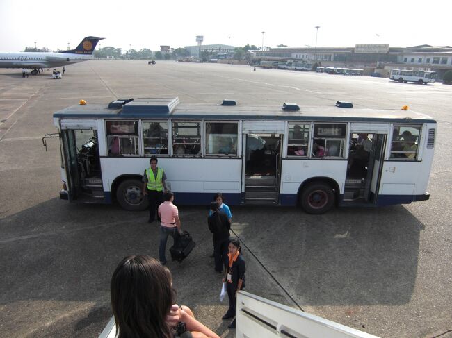 バンコクから約一時間のフライトでミャンマーのヤンゴン空港に到着しました。ヤンゴン空港にも搭乗橋はあるのですが、エアアジアはコスト削減のためいつもタラップです。<br />飛行機を降りて我々を迎えてくれたのはかなり年季の入った日本の中古バスでした。<br /><br />ターミナルビルは援助で新しくなってもバスまでは新しくできなかったようです。