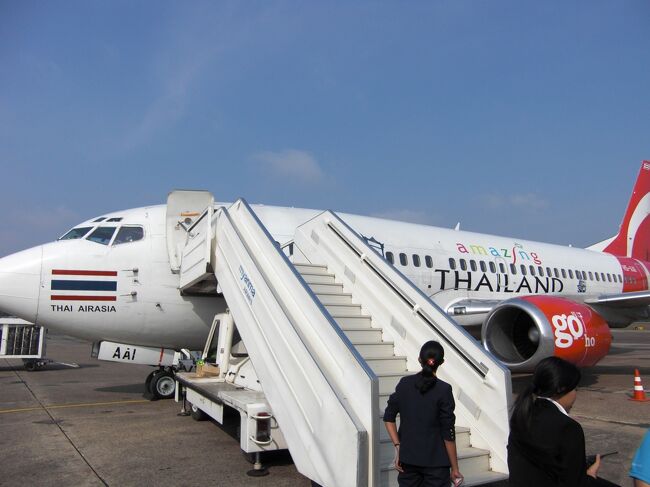 バンコクから利用したＢ７３７－３００。これもかなりのボロでした。<br /><br />マレーシア資本のタイの航空会社ですが、いろいろな方法でコスト削減をしているので機体がぼろいのは仕方ありません。機内食やドリンクは有料。事前座席指定や荷物預けも有料。<br /><br />でもその割にはあまり割安感はない。ちなみの今回のバンコク〜ヤンゴン（往復）は一ヶ月以上前に予約したにも関わらず総額１３０００円ほどだ。