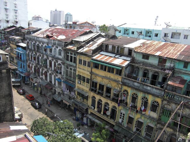 ホワイトハウスホテルの８階からの眺め。ヤンゴン中心部はイギリス植民地時代からの古い建物がそのまま使われています。ただかなり老朽化しています。