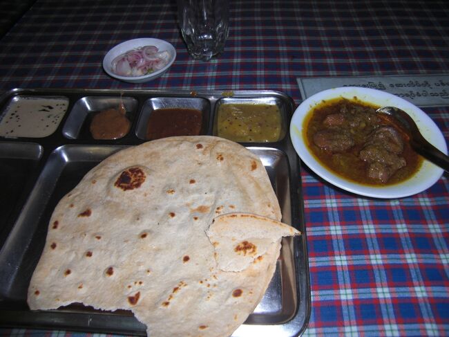 チャパティーとマトンカレー。２５０円ほど。本国インドに比べちょっと高めだ。というかミャンマーの食堂は全体的に高く感じる。