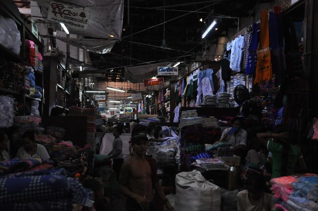 ミャンマー人の民族衣装であるロンジーを仕立てに行くことにした。現時の人と同じ格好をすることにより、よりこの国にとけ込めるような気がするからだ。<br />ホテルに人にどこに行けば売っているのか聞いたら、すぐ近くに衣料品のマーケットがあるとのこと。<br />歩いて向かった。