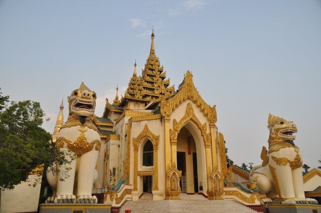 それにしても暑い。<br /><br />ズボンからロンジーに履き替え少しは暑苦しさが和らいだが日中は動く気になれない。<br /><br />夕方、ミャンマーで最大の聖地であるシュエダゴォンパゴダに向かった。<br /><br />　日は西に傾きかけている。西門からパゴダの境内へ入ることにした。