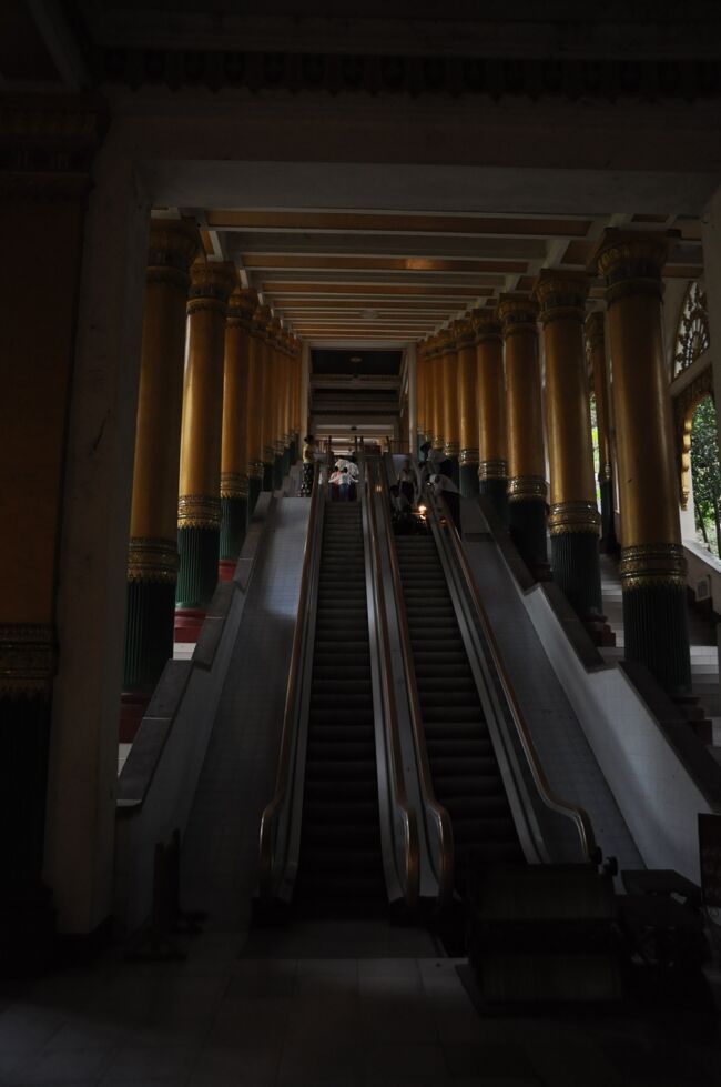 パゴダは高台にあるので坂を上ることになるがエスカレーターが完備されていた。しかし裸足でエスカレーターに乗らなければならずあまり気分はよくない。