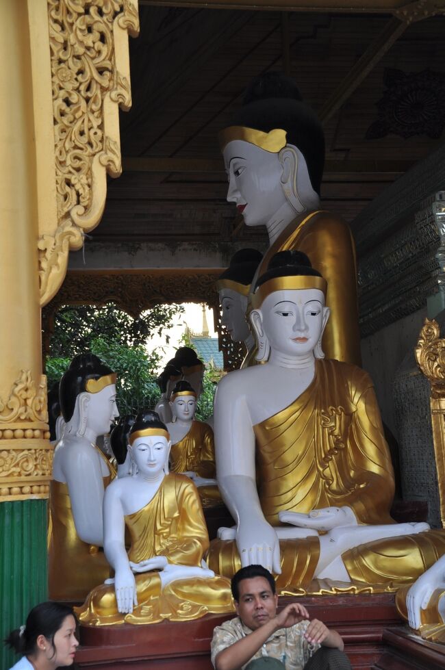 不規則に座る仏像。