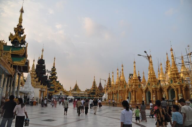 夕方になり、少し涼しくなった気がする。パゴダの境内は風通しがいい。
