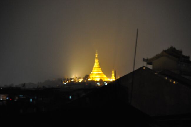 宿に戻るとまた停電していて部屋には停電用に自家発電から来る電力が引かれた非常灯が完備されていました。そのためろうそくなどは必要ありません。<br /><br />停電が日常化しているミャンマー人の知恵なのだろう。<br /><br />　扇風機さえ動いてくれれば快適でなんの不自由もないが、やはり風がないと部屋の中は暑くてとてもいられない。<br /><br />窓からはライトアップされたシュエダゴォン・パゴダが見える。あそこは停電していないようだ。