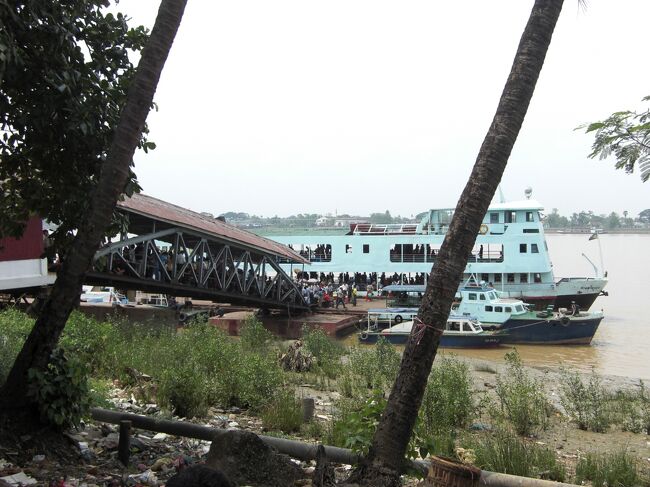 昨夜数時間でけ電気が来ただけでほとんど停電している状態のまま朝を迎えた。扇風機も動かず汗だくだ。はっきりいってこの時期にミャンマーに来たのは大失敗と言うほかない。<br /><br />　あまりの暑さで移動する気力がなくなり、昨日チケットを買わなかったので今日の移動はない。ヤンゴンには連泊することになる。この時期旅行者は少なく、このゲストハウスも泊っているのは僕だけだ。朝食は僕と従業員のために準備される。<br /><br /><br />比較的涼しい朝に港湾地区を散歩してみた。<br />ヤンゴンの港はにぎわっていた。