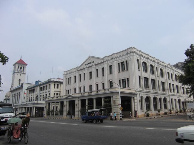 港湾地区にミャンマー最高級ホテル「ストランドホテル」。１９０１年にたてられた歴史あるホテル。１５年ほど前最高級ホテルとして生まれ変わった。<br /><br />１泊３００ドルと他の高級ホテルとも格が違う感じだ。<br />一度泊まってみたい気もするが。