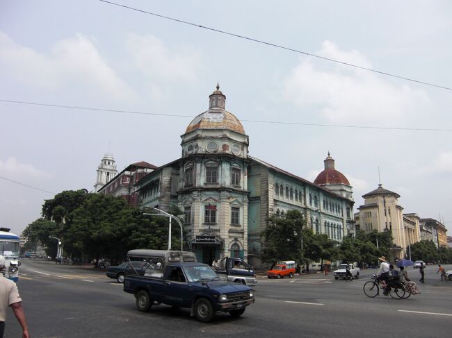 港湾地区には植民地時代の建物が残り、そのまま政府機関として使われているものが多い。<br />これは税関。