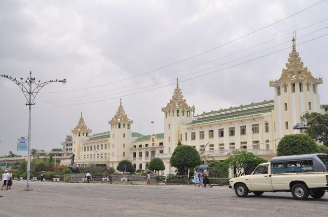 ヤンゴンに２泊して移動することにしました。<br />目的地はミャンマー第２の都市マンダレー。１２時１５分の列車に乗るため駅へ向かいました。<br /><br />ヤンゴン中央駅も歴史を感じさせる建物だ。