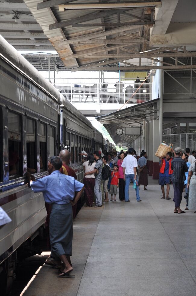 しばらくしてホームに列車が入ってきた。