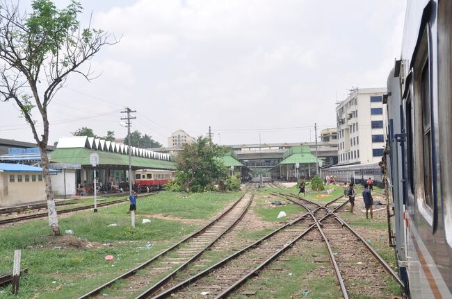 １２時１５分。定刻通りヤンゴン中央駅を出発した。<br />駅構内には日本製のディーゼル機関車も停車しているのが見える。