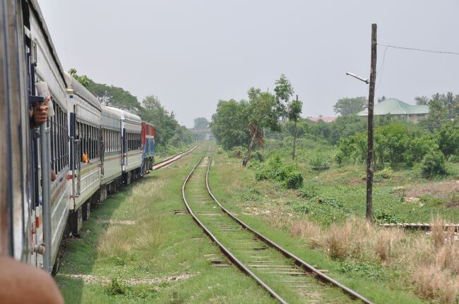 ミャンマーの幹線であるマンダレーまでの路線は全線複線になっている。保線状況は最悪で１０年前より乗り心地は悪くなっている気がする。相変わらずの縦揺れはミャンマー名物だ。まるで馬に乗っているような感覚だ。バウンドに合わせてジャンプしたら天井に頭がぶつかるかもしれない。<br /><br />でも全線複線ということで列車はほとんど遅れることはない。その点遅れが遅れを呼ぶ単線区間が大半のタイの鉄道よりスケジュール調整しやすい。