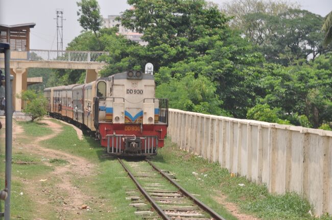 頻繁に列車とすれ違う。