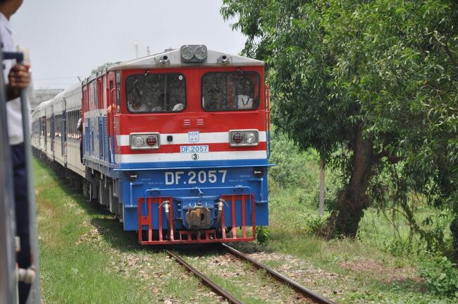 鉄道も車同様、各国の中古車両が現役で活躍している。<br />この機関車は中国製。比較的新しいので中国から援助の一環でもらったのだろうか。
