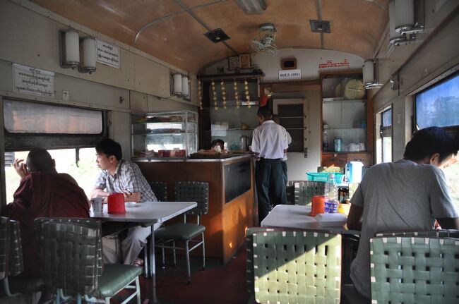 　この列車には食堂車も連結されている。タイのように座席まで注文を取りに来て食事を運んでくれるが、<br />せっかくなので食堂車で食事をすることにした。この揺れの中で食べるのは少し大変だ。