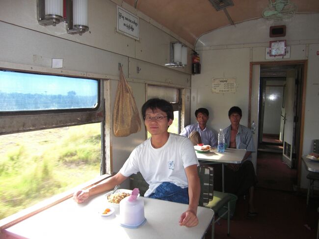 とはいえたいしたメニューはない。<br /><br />注文したのはフライドライス。１５００チャット（１５０円）。