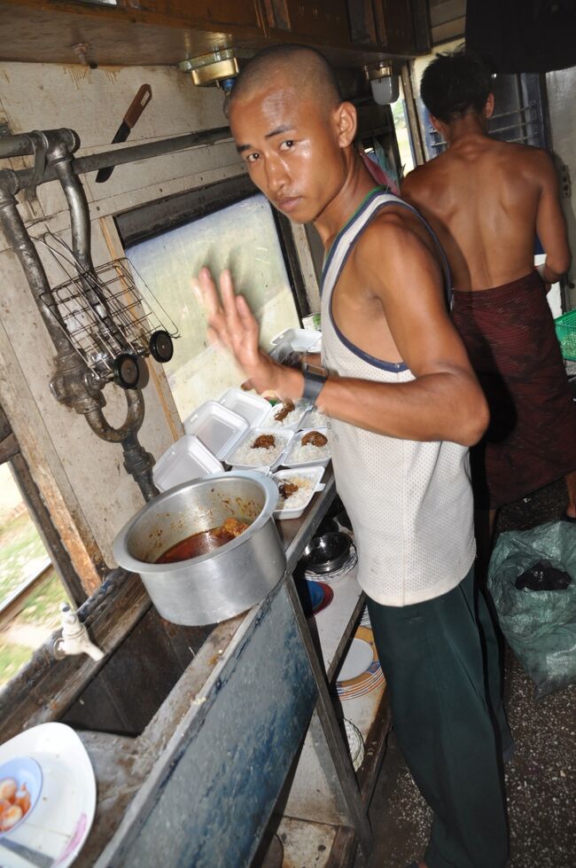 食堂車の厨房の様子。