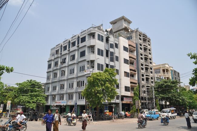 マンダレーには３時半に到着した。深夜なのに駅の中は食堂なども営業していて賑やかだ。時間が早いので駅前で少しお茶を飲み、時間をつぶしたあとサイカーでナイロンホテルへ向かった。<br /><br />ナイロンホテルは前回滞在した宿だ。隣のガーデンホテルにも当たってみたが屋上の共有スペースや部屋のつくりを比較するとナイロンホテルの方が快適だ。<br /><br />マンダレーも暑そうなので日中ホテルで過ごす時間が長くなる。そう考えると快適なホテルを確保することが重要だ。それにしてもヤンゴンでは７ドルで共同シャワーの貧相な宿だったがマンダレーに来ると設備は格段に良くなる。エアコンやお湯の出るバスタブ（暑いので意味はないが）、冷蔵庫、何より部屋が広い。部屋からの見晴らしも良く快適に過ごせそうだ。<br /><br />またヤンゴンと大きく違うのは停電しているにもかかわらずファンが回っているということだ。停電で一番我慢できないのは風がなくなることだったがマンダレーでは快適な夜を過ごせそうだ。