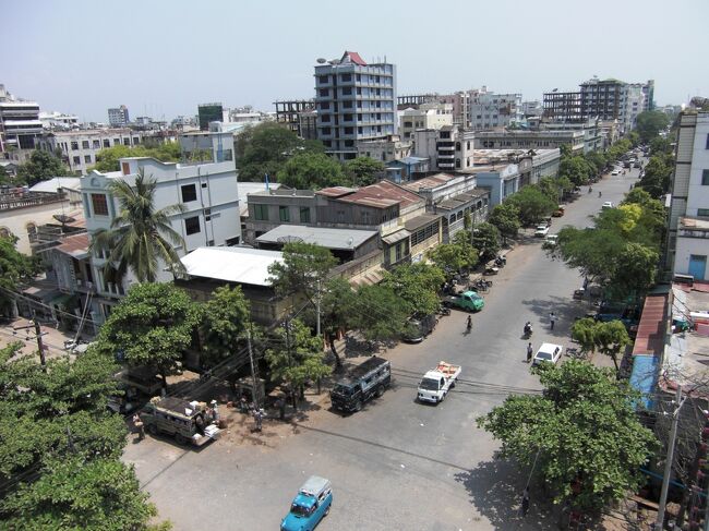 洗濯をして屋上に干すこともできる。ナイロンホテルの屋上からの眺め。
