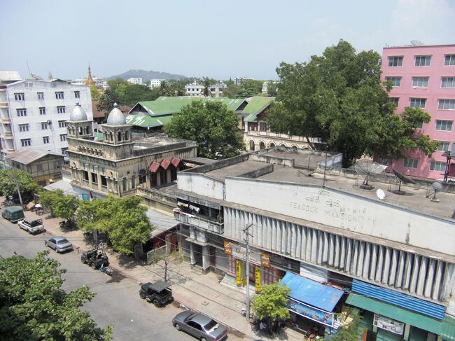 王宮方面の眺め。小高い山はマンダレーヒル。