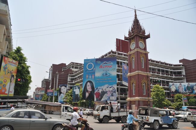 周辺の時計台周辺やマーケットを歩いてみた。暑い。