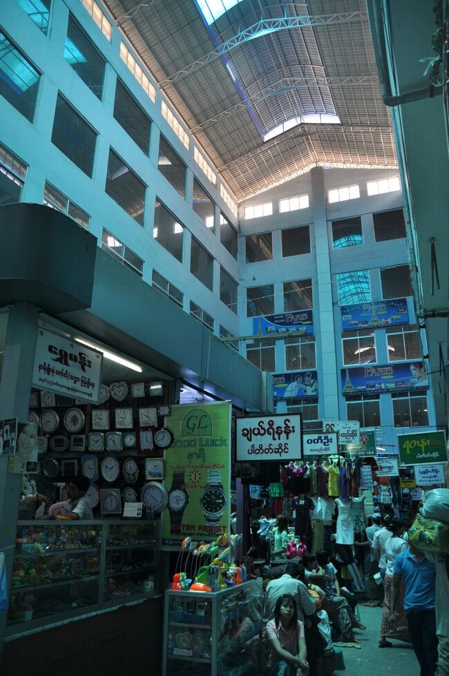 暑さもあり、マンダレーは一泊すれば十分だ。次の目的地はシャン高原のインレー湖だ。マンダレーに来た意味は単に鉄道に乗るためだけだった。<br />　到着早々ナイロンホテルのフロントでインレー湖へのバスのチケットを購入することにした。バスターミナルまでのピックアップもセットで納得のいく値段にだった。<br />　いつも精力的に観光して移動していたがやはり暑さには勝てない。マンダレーでは入域料というのを支払わなくてはならないが、マンダレーの観光名所を訪れない限り徴収されることはない。１０ドルだがマンダレーヒルや王宮の中に入るだけではもったいないので全てパスすることにした。マンダレーの主な観光名所は１０年前訪れている。今回どのように変化しているかは興味ない。