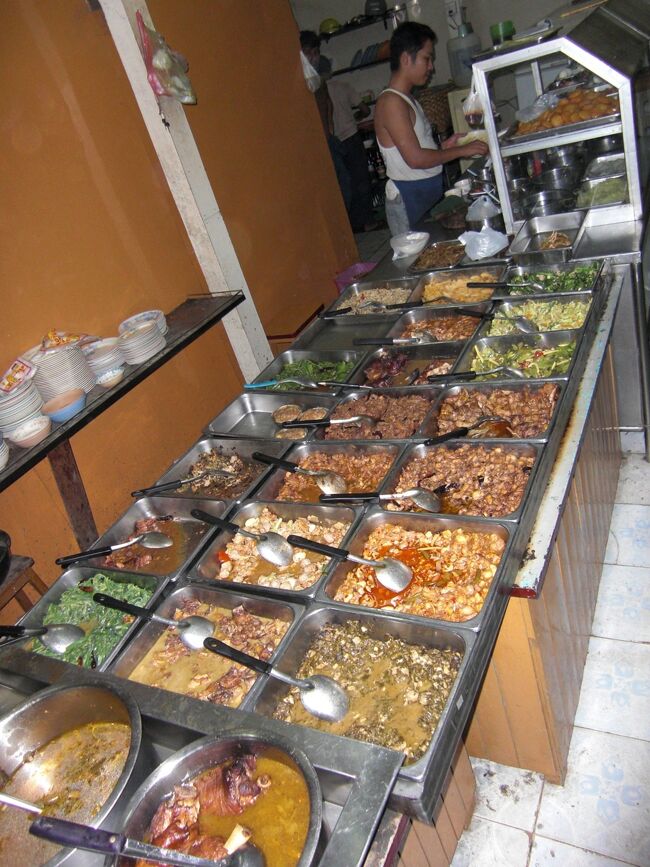 夕方になり、食事のために外へ出た。雨が降ったので道はぬかるみ、少し歩きにくい。ホテルの近くのシャン料理に店に行ってみた。一皿８００チャット（８０円）の肉料理の小皿を注文してライスは食べ放題だ。何もしていないが食欲だけはある。