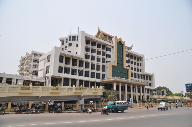 翌日、夕方まで時間があるのでマンダレーの町を歩いてみた。<br />到着したとき暗かった駅に改めて行ってみた。<br />駅舎はどう考えても中国の援助だと思われる趣味の悪い外観。意味もなくでかい。<br />そして古くはないはずなのに建物全体は老朽化している。エスカレーターがあるが機能していない。