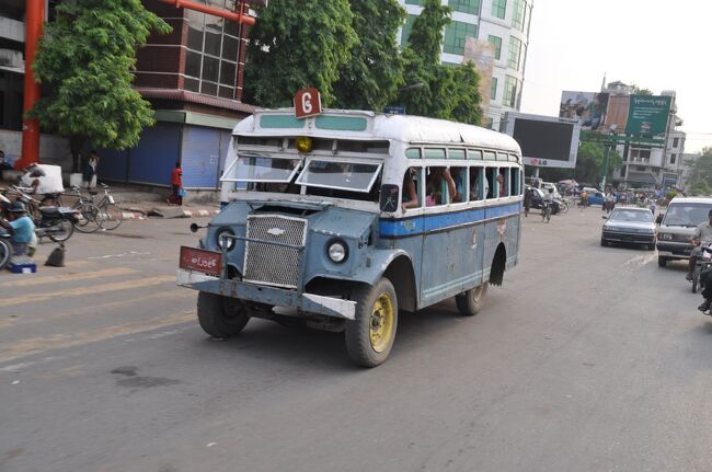 バスもヨーロッパ系のオンボロ車ががんばっている。
