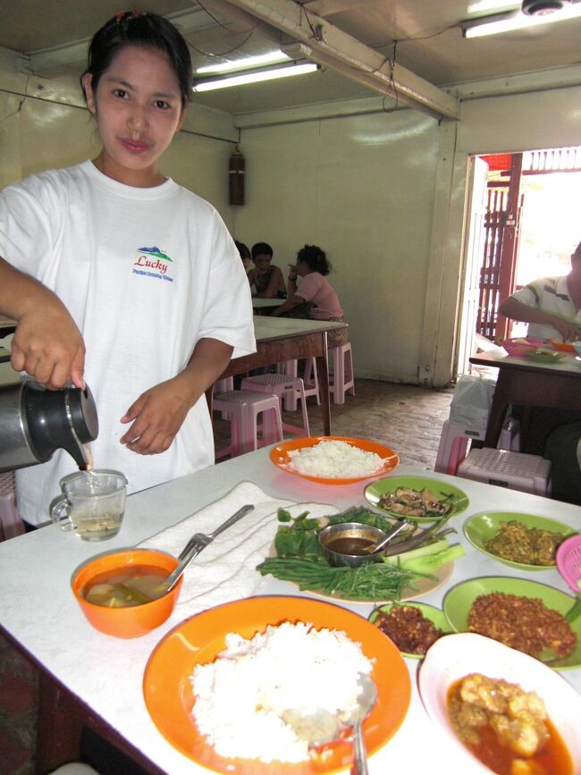 エビのカレー（３５０円）が割高だが美味しいらしいので注文してみた。でもおまけで出てくる惣菜がテーブルの上に山のように並べられ、いったい何を注文したのかわからなくなる。