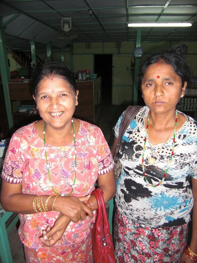 途中のドライブインにて。<br /><br />インド系のおばさん。<br /><br /><br />バスは夜中になって車内が急に寒くなってきた。どうやら高原地帯を走っているようだ。<br />パーカーが必要だ。まさかこの時期のミャンマーで長袖が必要になるとは思わなかった。この涼しさ。期待通りでうれしくなってきた。