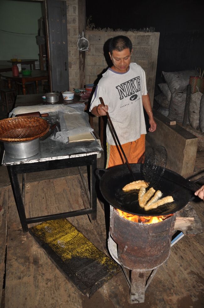 茶屋で待っているヤンゴンから到着したロシア人旅行者が現れた。二人になり値段は４ドルに下がった。<br /><br /><br />しばらくしてさらに２人のツーリストが到着して一人２ドルで割り勘して向かうことになった。