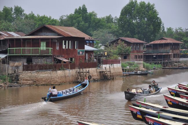 朝食は宿で取ることができた。今日はのんびり過ごしたい。暑気のミャンマーにもこんなさわやかな気候の場所があることに改めて驚きを感じる。今までの地獄のような暑さはなんだったのだろうか。もうヤンゴンには戻りたくない気分だ。<br /><br />宿の前が船着き場になっている。