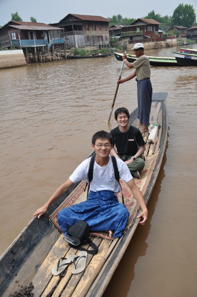 夕方はＥさんとボートをシェアしてサンセットクルーズに出ることにした。<br /><br />しかし手こぎボートで湖まで出るのは難しい気がしたが、案の定水路を航行して周辺の寺院などを見学するのみだ。