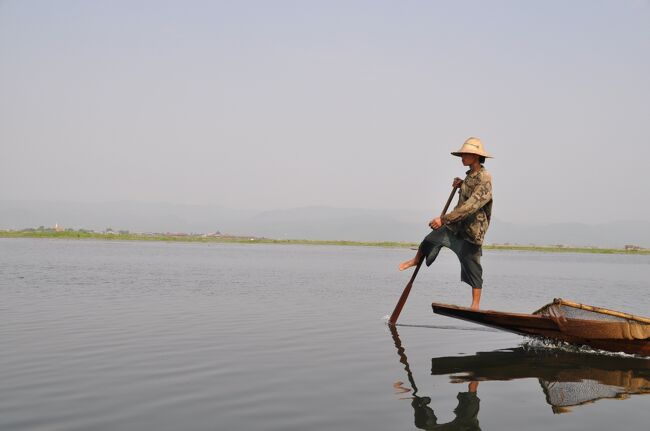 インレー湖独特の片足漕ぎ。船頭が舟の先端に片足で立ち、もう片方の足でオールを使う。<br /><br />至る所で目にする。