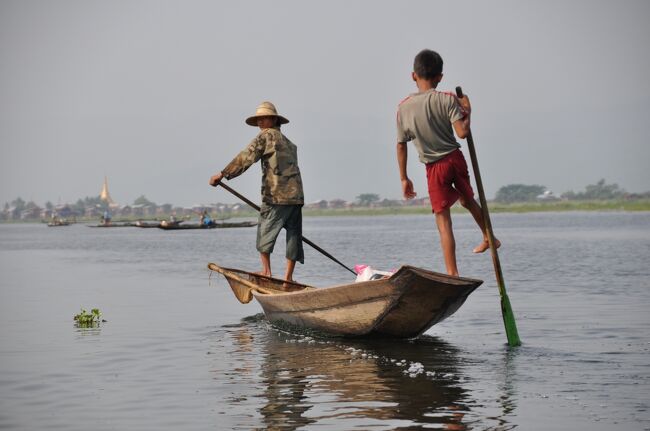 インレー湖南端のインポーコンの水上集落に近づいてきた。