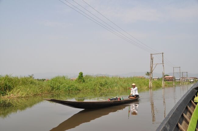 水上集落には送電線もとおり、水路が道路の役割を果たしている。