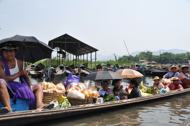 たくさん買い物をした人たち。<br />船着き場にいた子供。