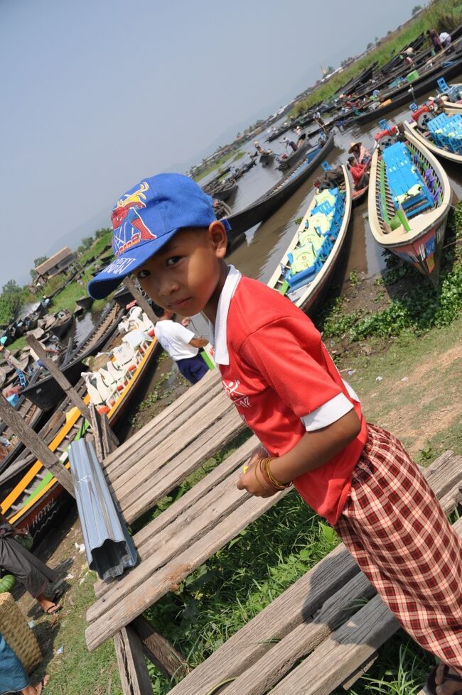 マーケットはたくさんの人でにぎわっていたが、少しツーリストずれしていて土産物は恐ろしく法外な値段を提示してくるので買い物をする気はもちろん、見学すらする気になれなかった。<br /><br />またパオ族など少数民族の買い物客も多かったが写真を撮らせてもらうと金がかかるようだ。<br /><br />マーケットは軽く見学して次の目的地をめざした。