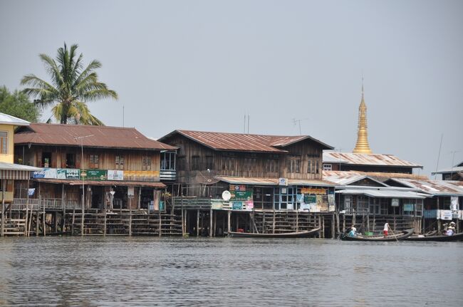 再び水上集落の隙間を縫うように航行。