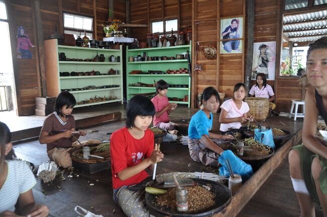 次に向かったのはファウンドーウー・パゴダだ。途中昨日同様たばこ工場に立ち寄ることになった。