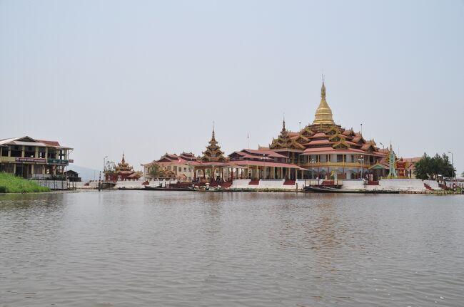 やがて船から湖にそびえる巨大なパゴダがみえてきた。