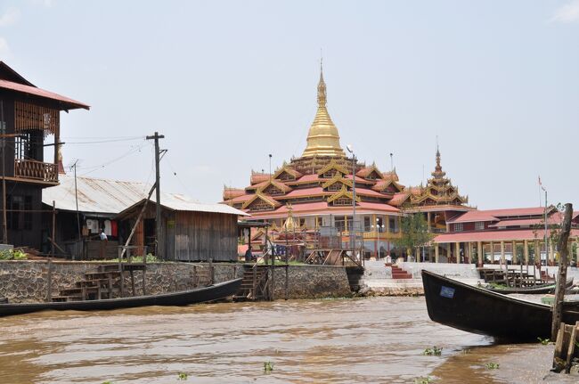 ファウンドーウー・パゴダ。<br />インレー湖で最大規模のパゴダだ。こんな湖の中によく作ったものだと感心してしまう。