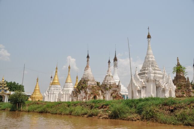 このパゴダの近くで昼食を食べ、今日のハイライトであり、今回のミャンマー旅行最大の目的であった（バダウン族）のいる場所に案内してもらった。<br /><br /><br />たくさんのストゥーパがそびえる一角で水上家屋に降り立った。