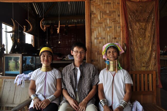バダウン族（首長俗）は水上集落の土産物に５人ほどいて観光客相手の記念撮影に応じていた。雰囲気はまさにメーホンソンで会った人たちと同じだ。唯一の違いはタイ語が通じないことだろうか。