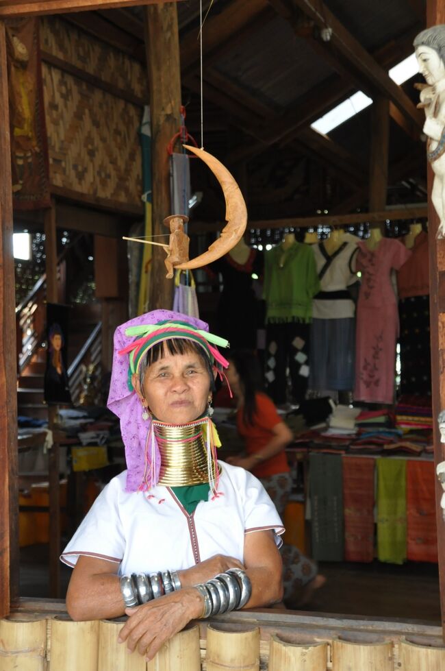 彼女たちはタイ国境に近い山奥から移住してきて自らモデル料を稼いでいるということになっているが、観光資源の一環としてミャンマー政府が絡んでいるのは明白だ。
