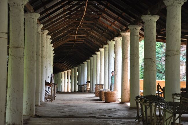 パゴダの入り口から目的の丘の上までは延々と続く回廊を進んだ。